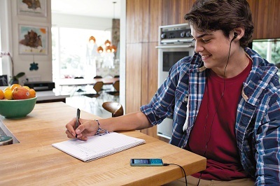 Học ngoại ngữ và karaoke là chức năng thú vị của chiếc Walkman nhỏ xinh này